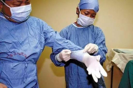 為什麼手術室醫生不穿白大褂，而穿綠色或藍色制服？答案是…… 