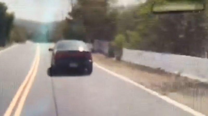 洋男在墾丁「把香蕉皮丟出車窗」被抓包還反駁！　網友發火查出「英國當地法律」秒打臉他 