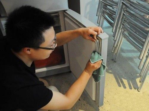 冰箱的膠條發黴難清洗？隔壁家政阿姨教你一絕招，洗得乾淨又除菌 