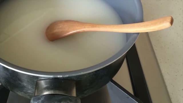 夏天別再啃冰棒啦！口感清香的「紅豆椰汁糕」吃一口就消暑，放在冰箱想吃隨時有！ 