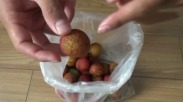 荔枝買回來才放一晚上就變黑了？教你一招，荔枝保存一個星期都不變黑，太實用了！ 