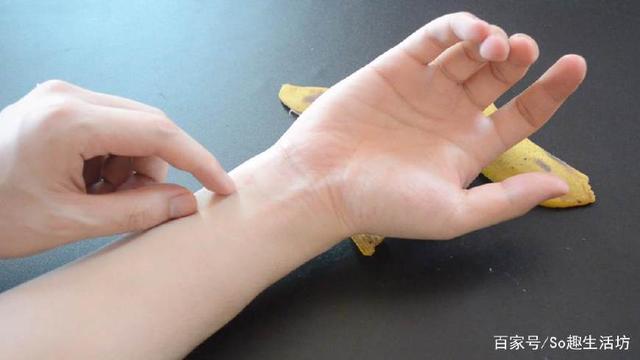 剝下來的香蕉皮千萬別扔了！放一塊再腳底下作用太厲害了，看完趕緊試試！ 