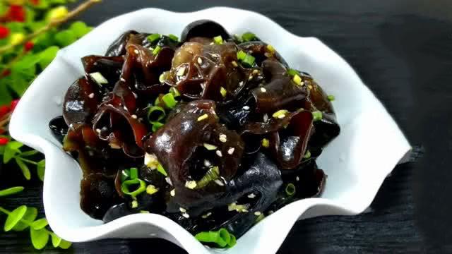 「涼拌黑木耳」香不香就看這2味，現拌現吃口感最爽脆，灑點芝麻香氣四溢！ 