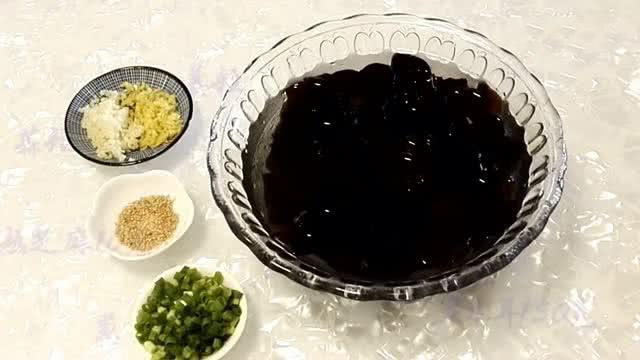 「涼拌黑木耳」香不香就看這2味，現拌現吃口感最爽脆，灑點芝麻香氣四溢！ 