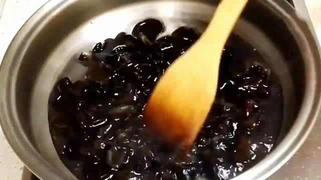 「涼拌黑木耳」香不香就看這2味，現拌現吃口感最爽脆，灑點芝麻香氣四溢！ 