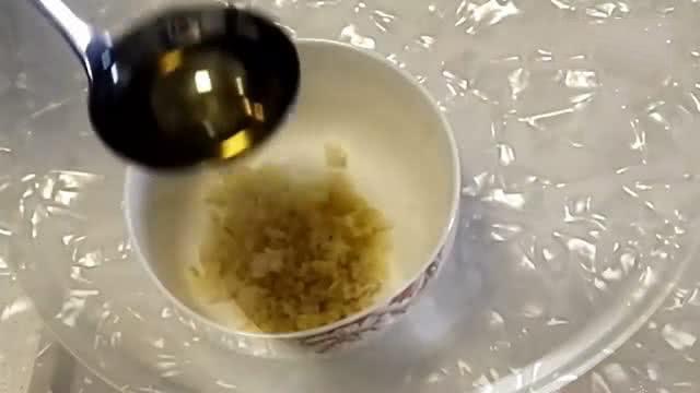 「涼拌黑木耳」香不香就看這2味，現拌現吃口感最爽脆，灑點芝麻香氣四溢！ 