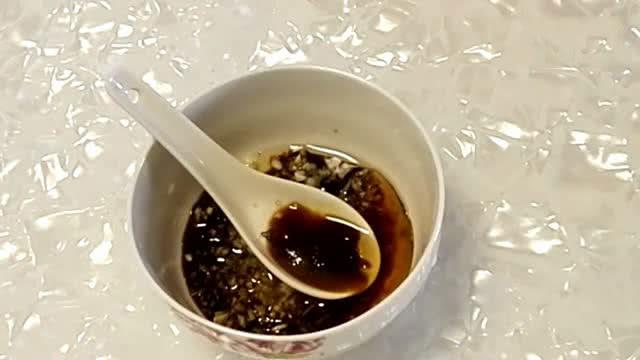 「涼拌黑木耳」香不香就看這2味，現拌現吃口感最爽脆，灑點芝麻香氣四溢！ 