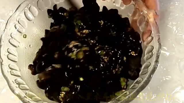 「涼拌黑木耳」香不香就看這2味，現拌現吃口感最爽脆，灑點芝麻香氣四溢！ 