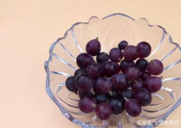 葡萄只用清水洗過就吃了？其實做錯了，用「它」洗葡萄，葡萄乾淨得能連皮一起吃！ 