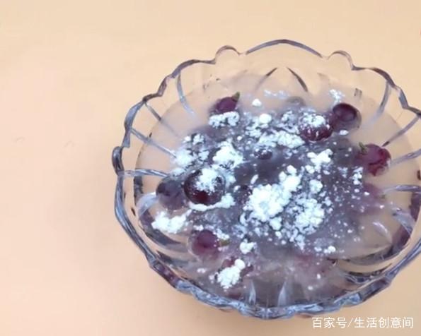 葡萄只用清水洗過就吃了？其實做錯了，用「它」洗葡萄，葡萄乾淨得能連皮一起吃！ 