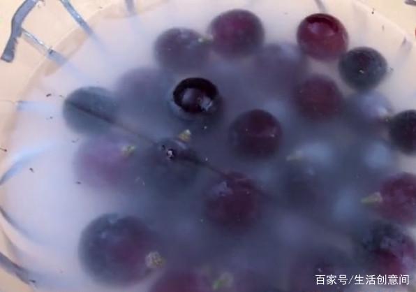 葡萄只用清水洗過就吃了？其實做錯了，用「它」洗葡萄，葡萄乾淨得能連皮一起吃！ 