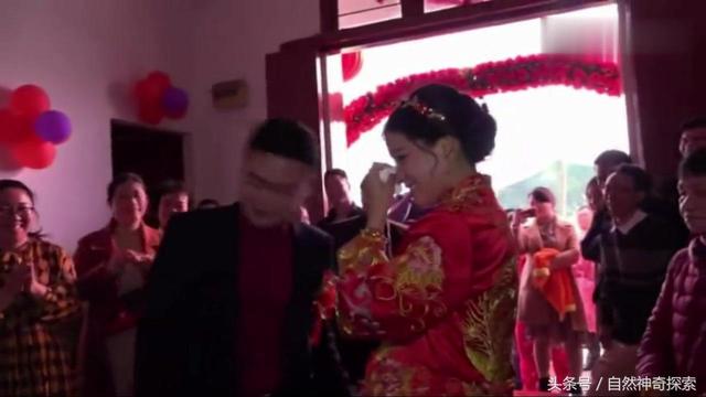 當初我「不顧父母反對」硬要嫁，一次回娘家吃飯「母親遲遲不上桌」，走進廚房...我傷心痛哭！ 