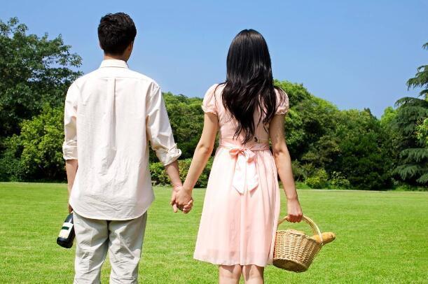 當初我「不顧父母反對」硬要嫁，一次回娘家吃飯「母親遲遲不上桌」，走進廚房...我傷心痛哭！ 
