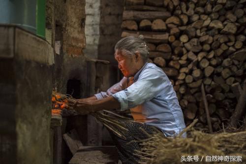 當初我「不顧父母反對」硬要嫁，一次回娘家吃飯「母親遲遲不上桌」，走進廚房...我傷心痛哭！ 
