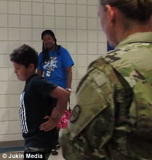 1年沒看到兒子...軍人媽媽「跟老師串通好」偷偷跑到學校，當老師命令他「現在請你轉過頭…」 