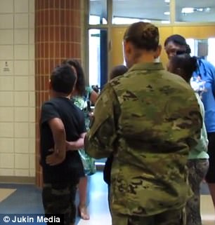 1年沒看到兒子...軍人媽媽「跟老師串通好」偷偷跑到學校，當老師命令他「現在請你轉過頭…」 