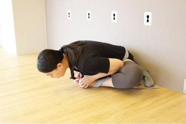 超有效！睡前跟著做「這7個輕鬆瑜珈動作」就能有效幫你「消除小腹」和「改善失眠」！