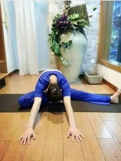 超有效！睡前跟著做「這7個輕鬆瑜珈動作」就能有效幫你「消除小腹」和「改善失眠」！