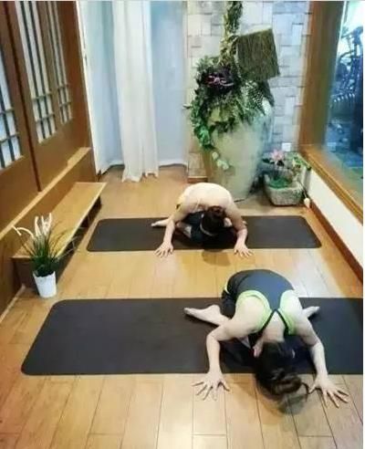 超有效！睡前跟著做「這7個輕鬆瑜珈動作」就能有效幫你「消除小腹」和「改善失眠」！