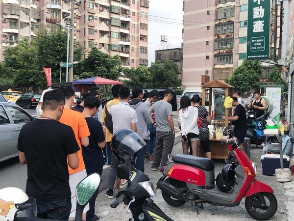 章魚燒「正妹」客量太大！ 竟被...弄到雙手都是...，網友：朝聖。 