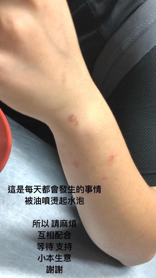 章魚燒「正妹」客量太大！ 竟被...弄到雙手都是...，網友：朝聖。 