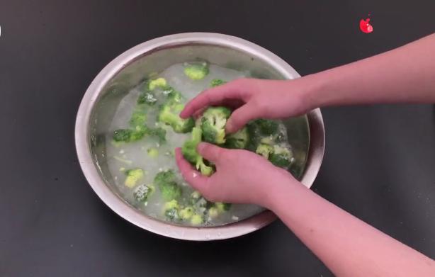 花椰菜好吃卻難清洗？教你簡單一招，水裡加點「它」，蟲卵污垢自己跑出來！ 