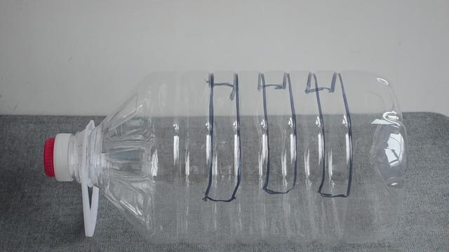 用完油的花生油桶千萬別扔！這樣剪幾刀，放在廚房裡也太實用了吧！ 