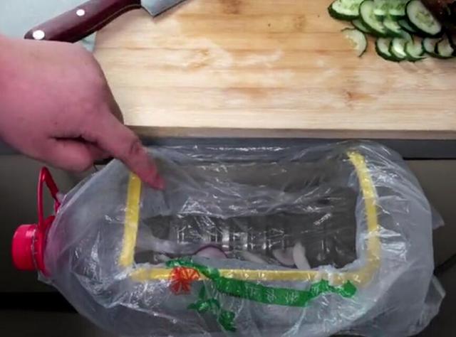 用完油的花生油桶千萬別扔！這樣剪幾刀，放在廚房裡也太實用了吧！ 