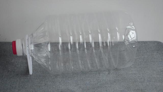 用完油的花生油桶千萬別扔！這樣剪幾刀，放在廚房裡也太實用了吧！ 