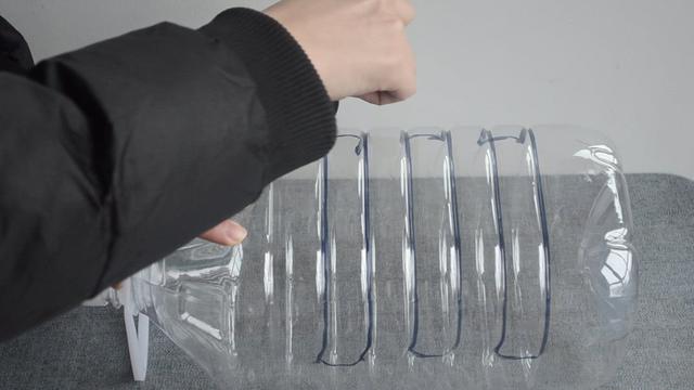 用完油的花生油桶千萬別扔！這樣剪幾刀，放在廚房裡也太實用了吧！ 