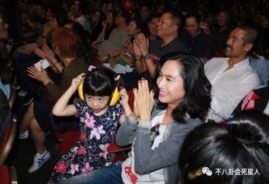 朱茵6歲女兒近照曝光，因這一點拉低顏值，黃貫中也說她不像父母