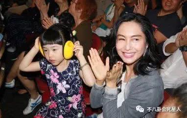 朱茵6歲女兒近照曝光，因這一點拉低顏值，黃貫中也說她不像父母