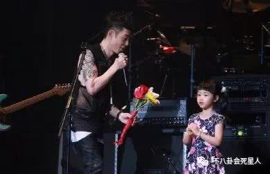 朱茵6歲女兒近照曝光，因這一點拉低顏值，黃貫中也說她不像父母