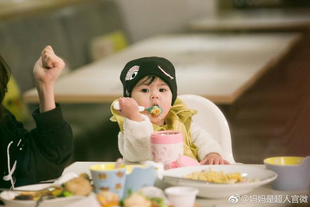 修杰楷曬愛女照片，咘咘牽手波妞姐姐力max，波妞走路像女漢子！