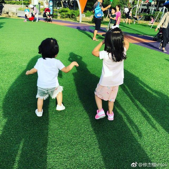 修杰楷曬愛女照片，咘咘牽手波妞姐姐力max，波妞走路像女漢子！