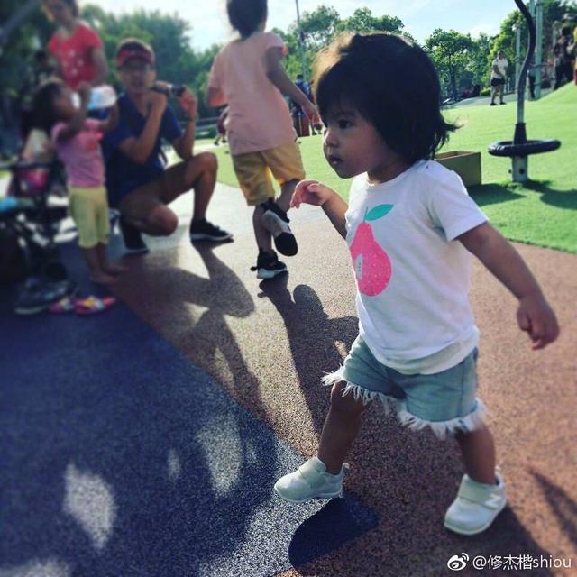 修杰楷曬愛女照片，咘咘牽手波妞姐姐力max，波妞走路像女漢子！