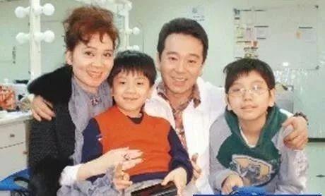 台灣八九十年代當紅小生張晨光生活照，兩個兒子均是試管嬰兒，他和這樣的女人在一起！