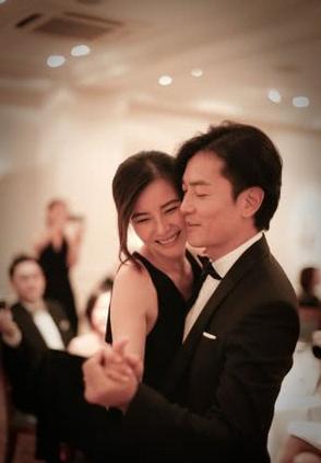 鄭伊健45歲老婆罕見露面被嫌老，看了24歲的蒙嘉慧，你才明白為什麼鄭伊健會放棄雙琪獨寵她！
