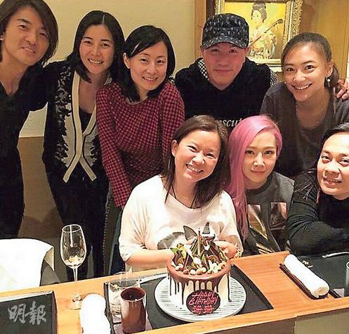 鄭伊健45歲老婆罕見露面被嫌老，看了24歲的蒙嘉慧，你才明白為什麼鄭伊健會放棄雙琪獨寵她！