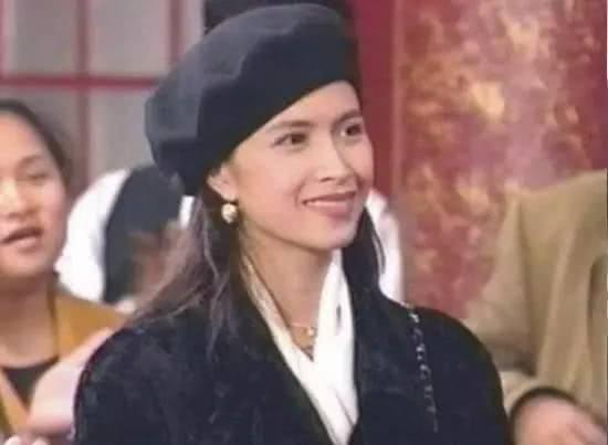 鄭伊健45歲老婆罕見露面被嫌老，看了24歲的蒙嘉慧，你才明白為什麼鄭伊健會放棄雙琪獨寵她！