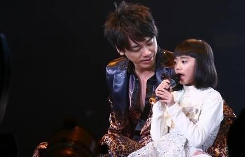 阿信女兒演唱《愛情36計》，「奶音讓粉絲秒融化」，幾年後「美到讓男人暴動」想把她娶回家！