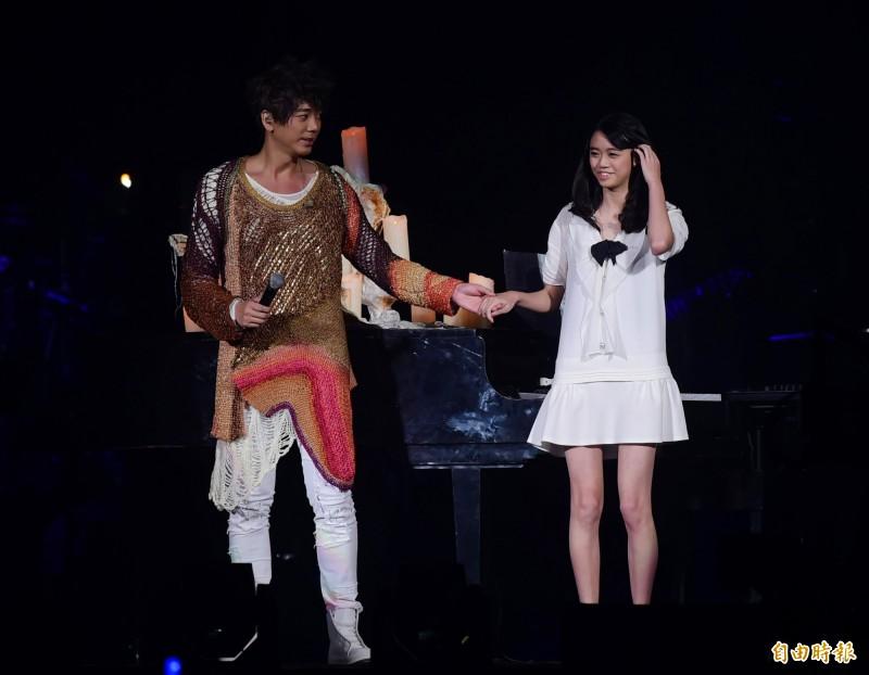 阿信女兒演唱《愛情36計》，「奶音讓粉絲秒融化」，幾年後「美到讓男人暴動」想把她娶回家！