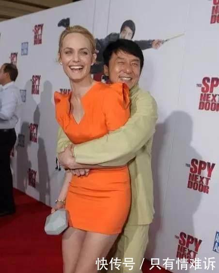 61歲成龍與歐陽娜娜熱情互動， 她臉上笑著， 但一個動作出賣了自己！