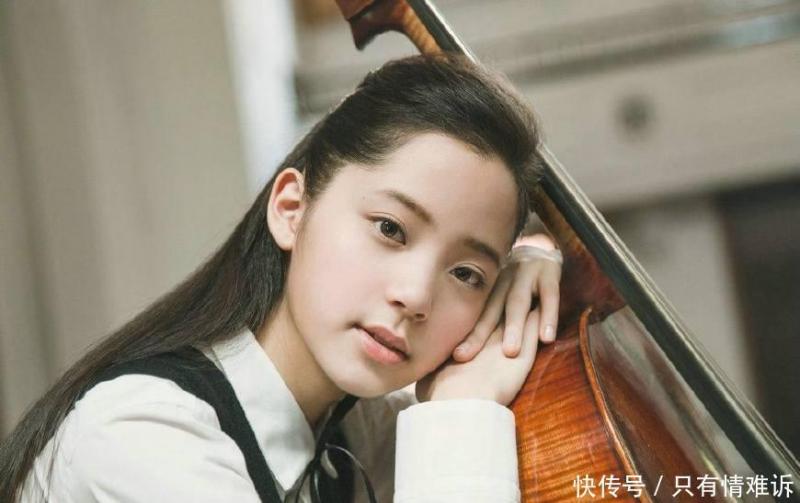 61歲成龍與歐陽娜娜熱情互動， 她臉上笑著， 但一個動作出賣了自己！