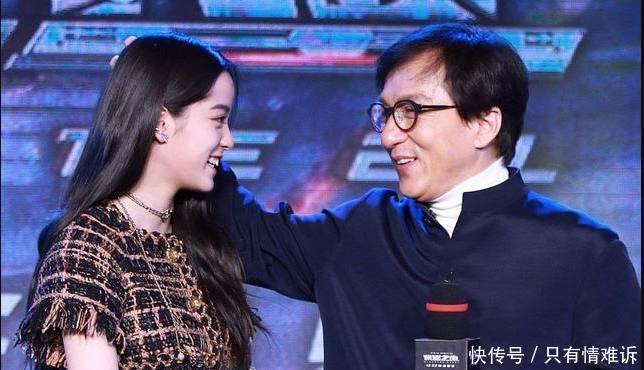 61歲成龍與歐陽娜娜熱情互動， 她臉上笑著， 但一個動作出賣了自己！
