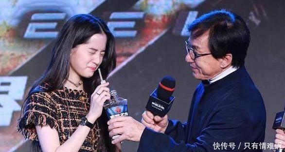 61歲成龍與歐陽娜娜熱情互動， 她臉上笑著， 但一個動作出賣了自己！