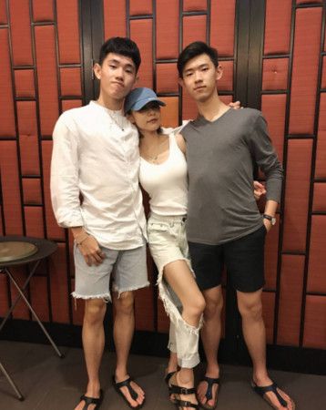【女神太性感了啦！】林明禎穿破褲，超美「蜜大腿屁股」險些出現！