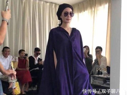 王菲現身朋友聚會，一個細節讓人猜測她根本就沒想為謝霆鋒生孩子！
