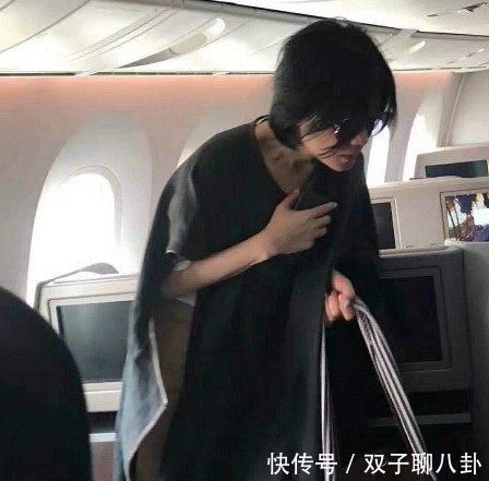 王菲現身朋友聚會，一個細節讓人猜測她根本就沒想為謝霆鋒生孩子！