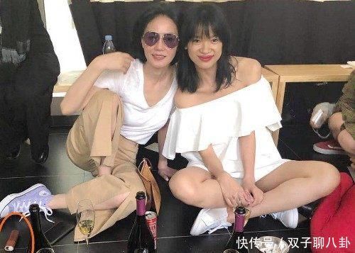 王菲現身朋友聚會，一個細節讓人猜測她根本就沒想為謝霆鋒生孩子！